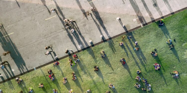 Study Discovers Rise in Cooperation Among Strangers in the US Since 1950s