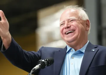 ‘Stolen valor’ letter delivers political blow to Walz as VP candidate touts military service in DNC speech