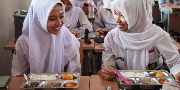 Indonesia Launches Free School Lunch Program to Combat Malnutrition