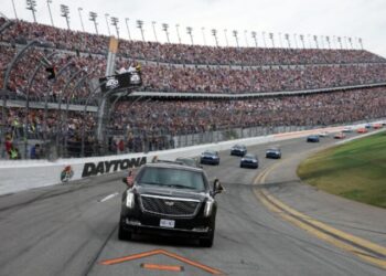 Fans Cheer as Trump’s ‘Beast’ Limo Leads Drivers Around the Track at Daytona 500