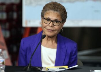 L.A. Times: Mayor Karen Bass Is Deleting Her Text Messages