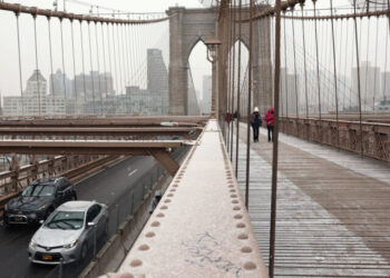 Mexican Navy Ship with over 200 People on Board Hits Brooklyn Bridge