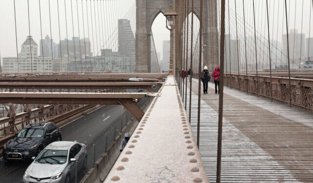 Mexican Navy Ship with over 200 People on Board Hits Brooklyn Bridge