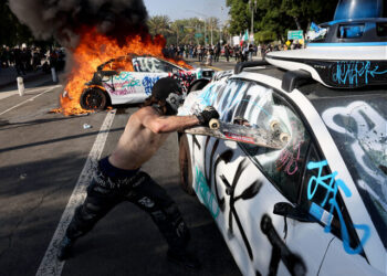 Anti-ICE Protesters Flood Los Angeles Freeway, Waving Foreign Flags