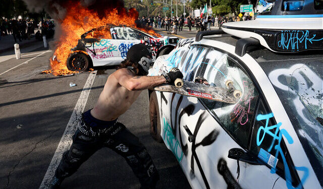 Anti-ICE Protesters Flood Los Angeles Freeway, Waving Foreign Flags