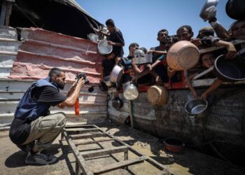 Anti-Israel Photographer Stages Photographs of Hunger in Gaza