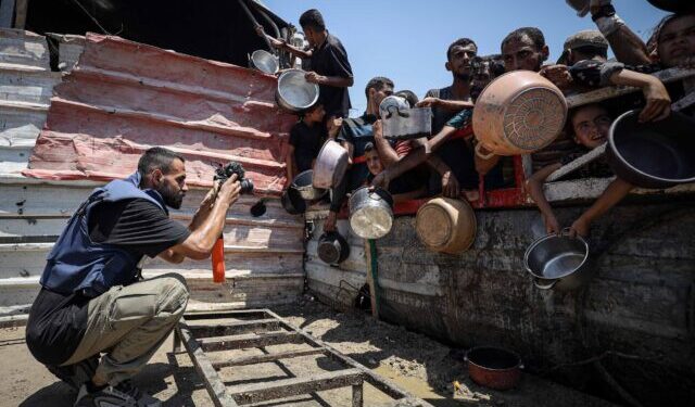Anti-Israel Photographer Stages Photographs of Hunger in Gaza