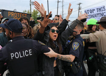 Chicago’s Pro-Migrant Mobs Throw Rocks, Shoot Fireworks, Harass Law Enforcement Officers