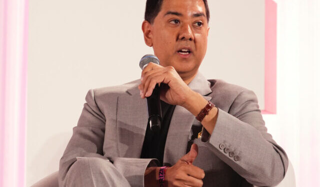 NY Judge Blocks Deportation of UK Censorship NGO Chief Who Tried to Blacklist Breitbart